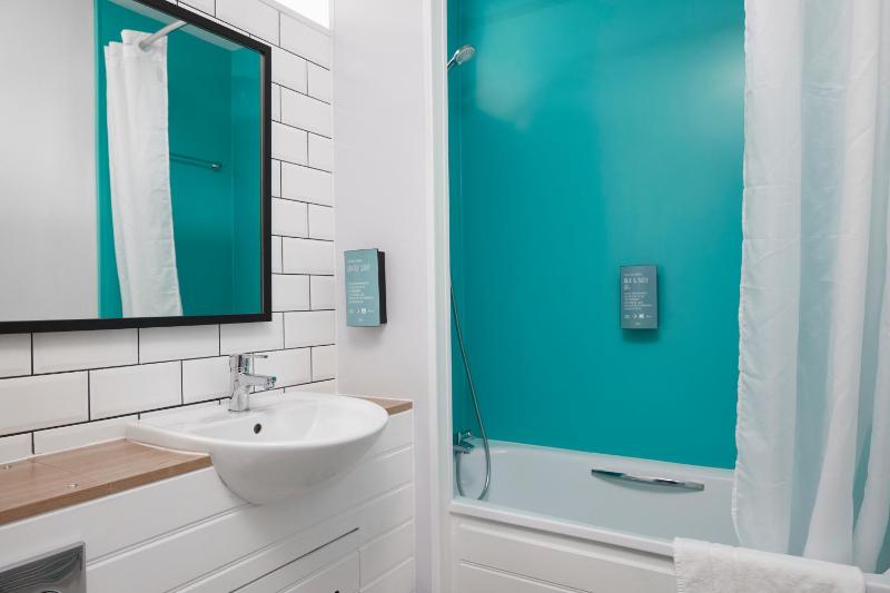 Twin Room image 3