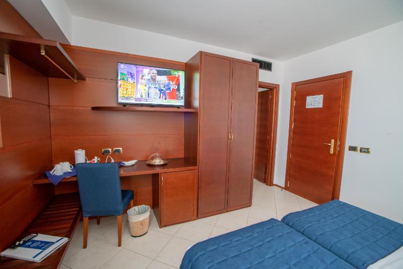 Standard Twin Room image 1