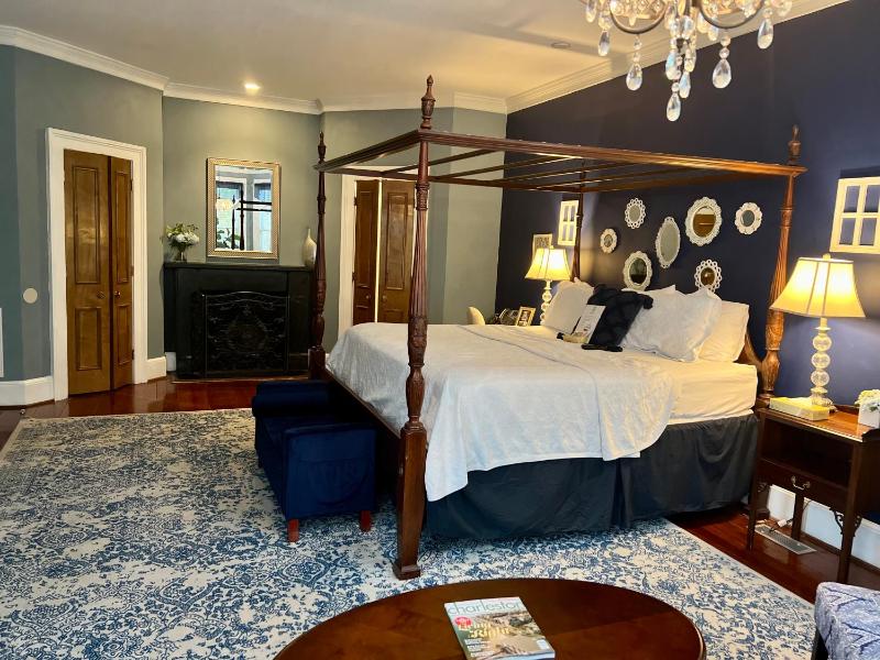 Premium King Room 1 image 2