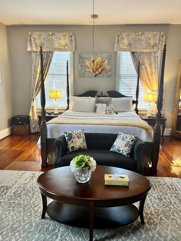 Deluxe King Room 5 image 2
