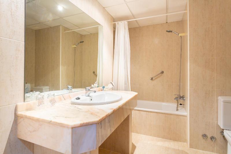 Double or Twin Room image 3