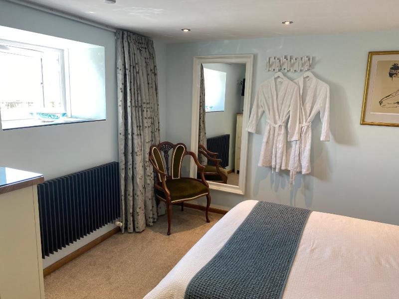 One-Bedroom Apartment image 4
