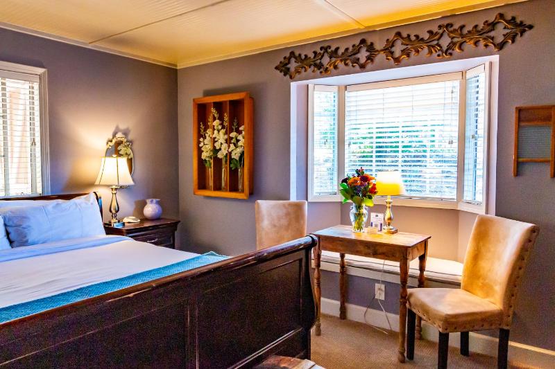 Standard King Room image 2