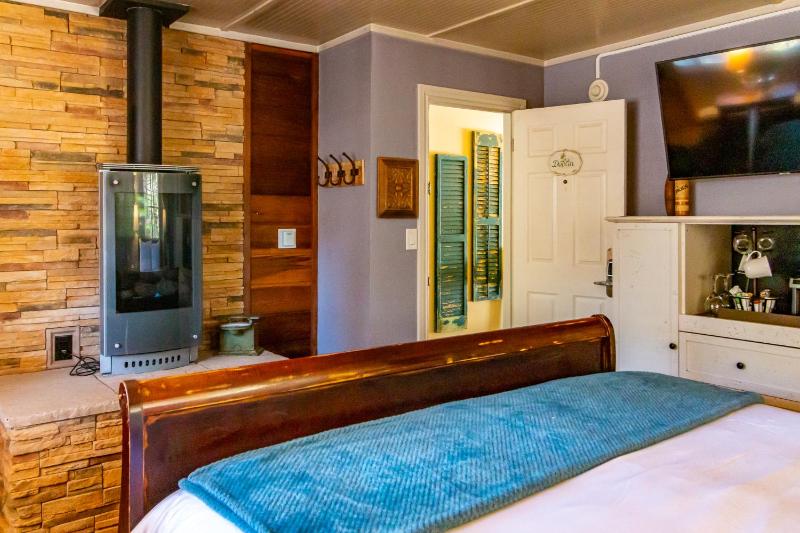 Standard King Room image 4