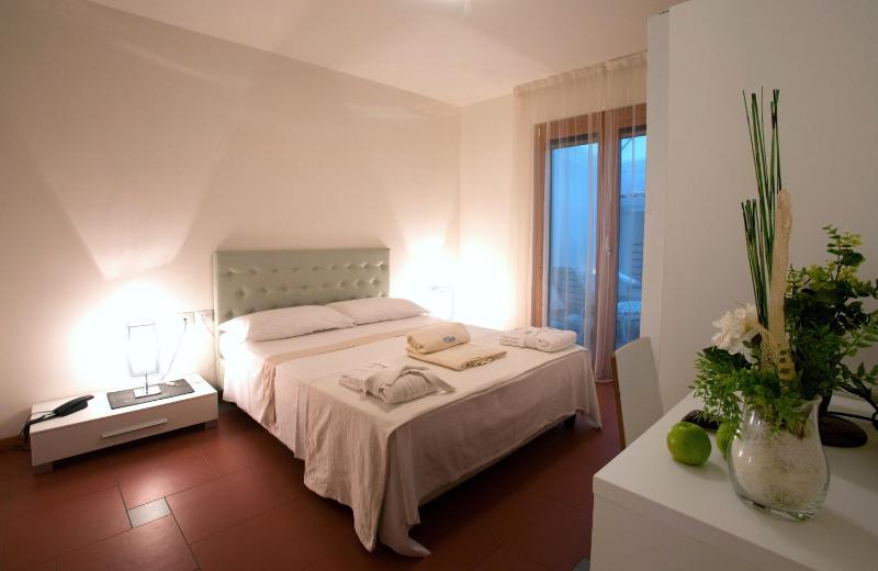 Lacroma Aparthotel - image 2