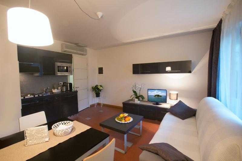 Lacroma Aparthotel - image 3