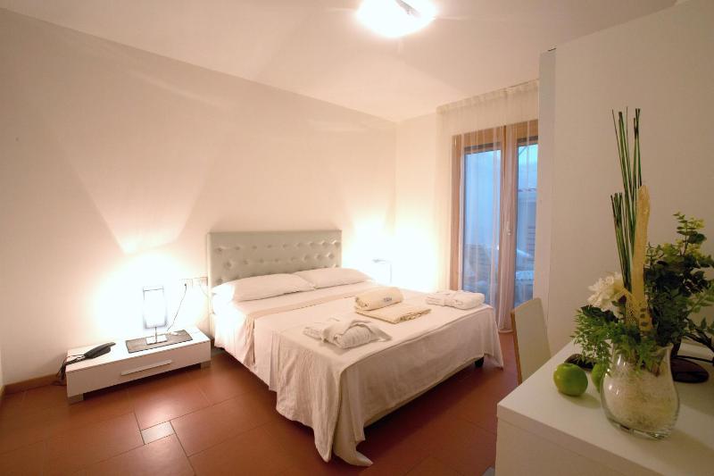 Lacroma Aparthotel - image 36