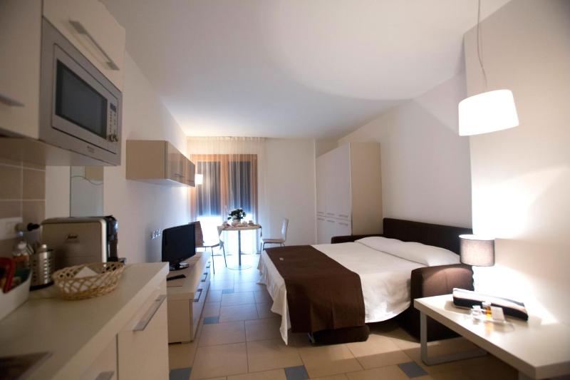 Lacroma Aparthotel - image 18