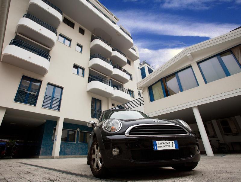 Lacroma Aparthotel - image 14