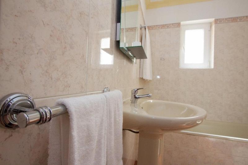 One-Bedroom Apartment image 4