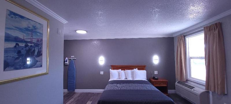 Queen Room with Roll-In Shower - Accessible/Non-Smoking image 4