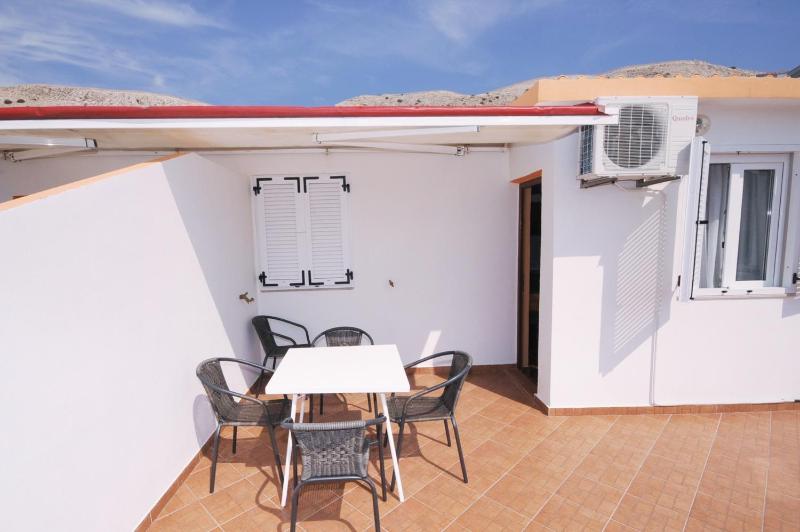 One-Bedroom Apartment with Terrace and Sea View image 3