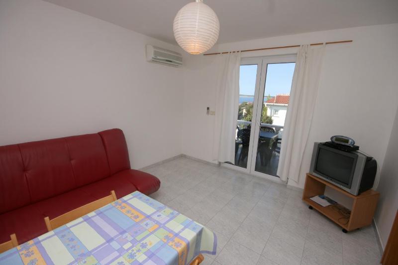 One-Bedroom Apartment with Terrace and Sea View image 1