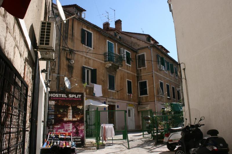 Rooms by the sea Split - 6973 - image 1