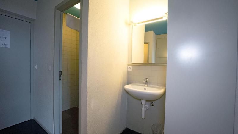 Bed in 6-Bed Dormitory Room with Shower image 1