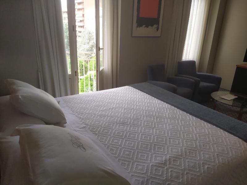 Executive Queen Room image 1