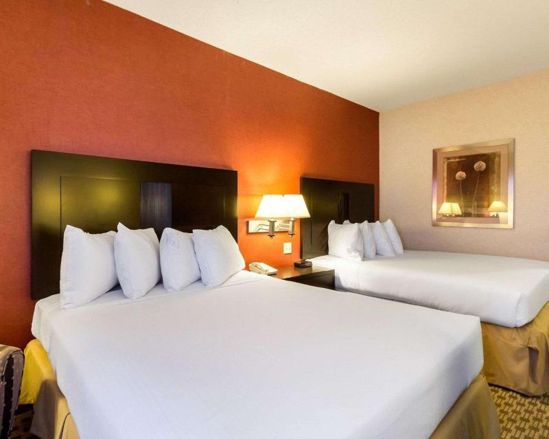 Queen Room with Two Queen Beds - Non-Smoking image 1