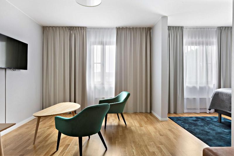 Superior King Room image 4