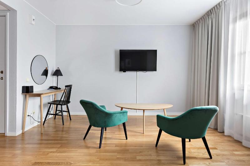 Superior King Room image 3