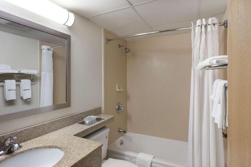 Queen Room - Non-Smoking image 2