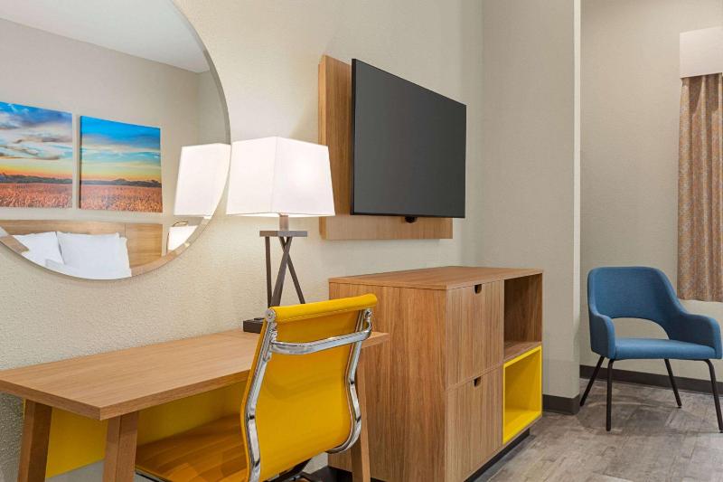 Deluxe King Room - Non-Smoking image 2