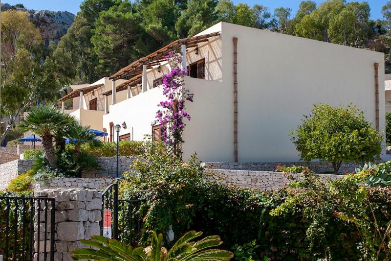 One-Bedroom Apartment with Sea View image 3