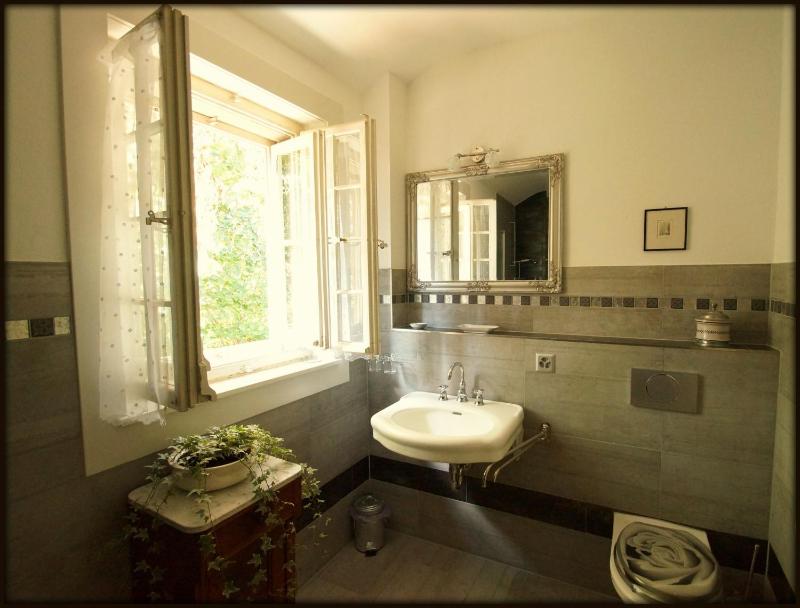 Twin Room with Private External Bathroom image 2
