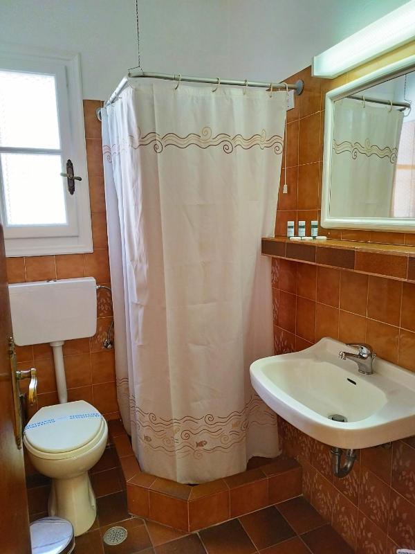 Classic Quadruple Room image 3