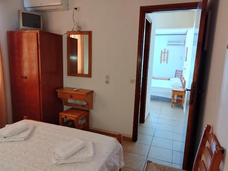 Classic Quadruple Room image 1