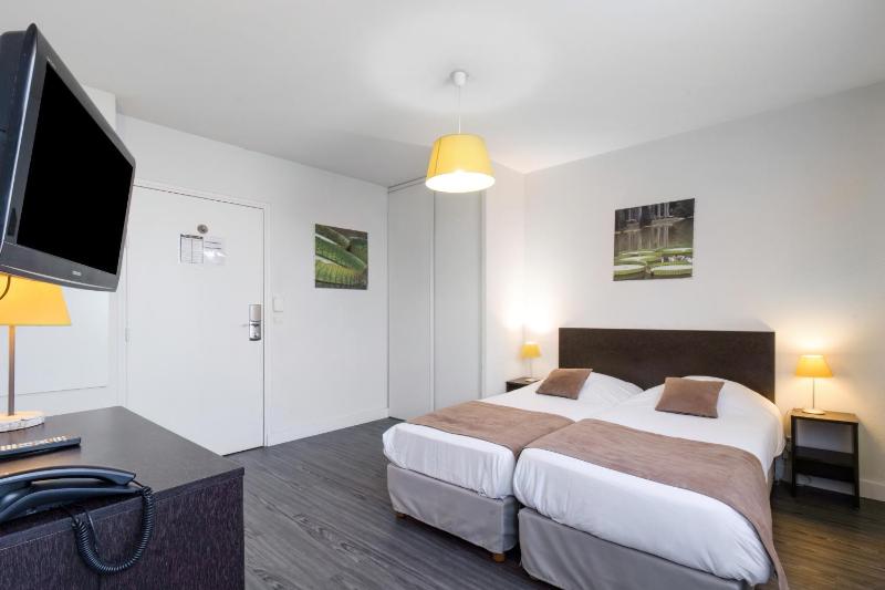 Studio (1-2 Adults) with Two Single Bed image 1
