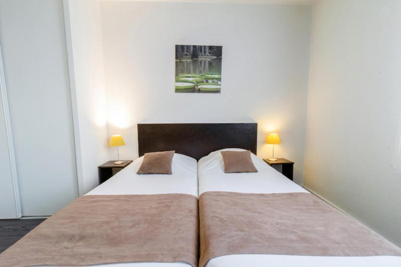 Studio (1-2 Adults) with Two Single Bed image 2