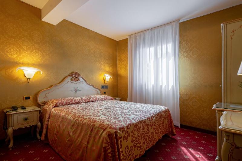 Small Double Room image 3