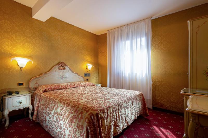 Small Double Room image 4
