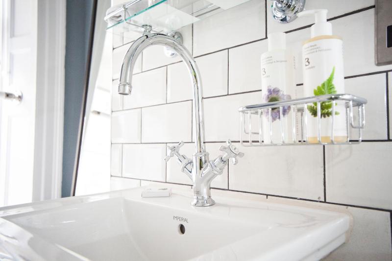 Standard Twin Room image 3