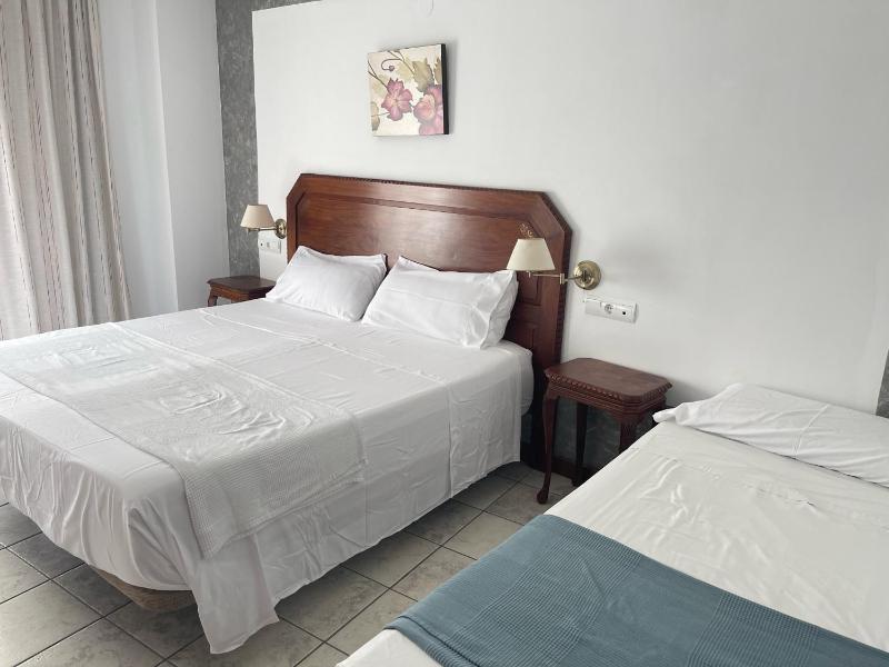 Twin Room image 3