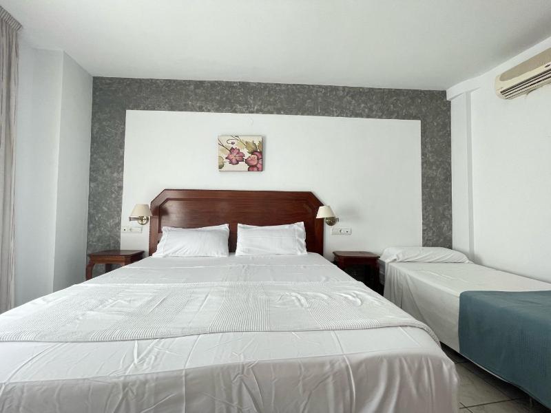 Twin Room image 2