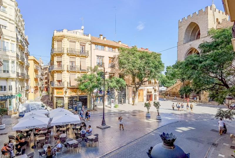 Two-Bedroom Apartment with Balcony - I Love Valencia  image 2