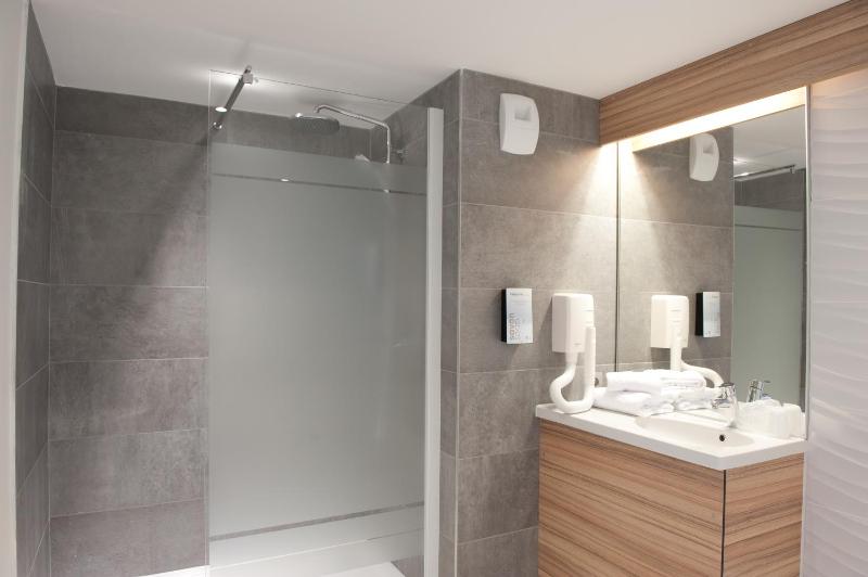 Standard Twin Room image 2