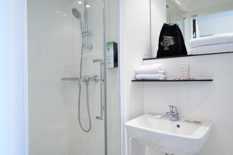 Twin Room image 2