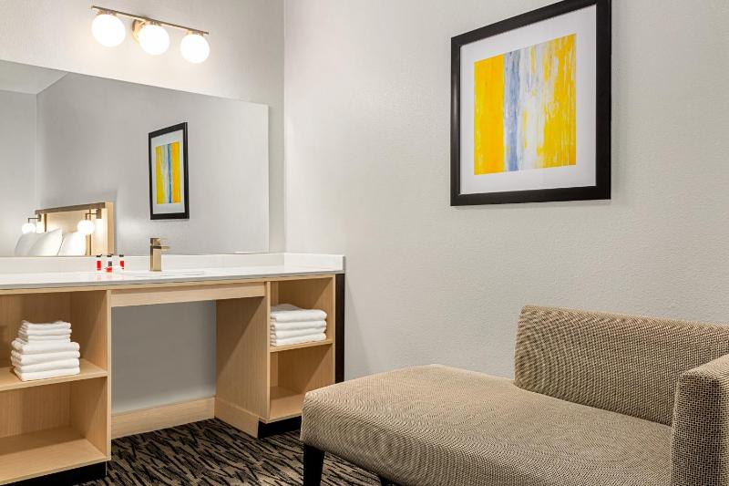 1 King Bed Accessible with Mobility/Hearing Impaired Access, Non-Smoking image 3