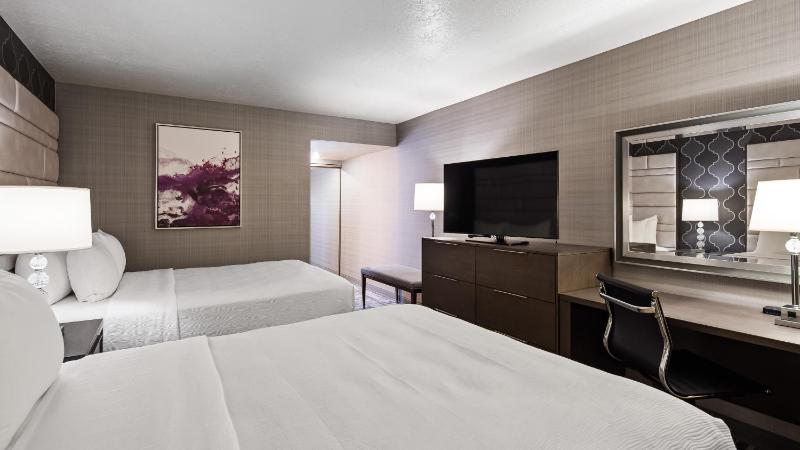 Queen Room with Two Queen Beds image 3