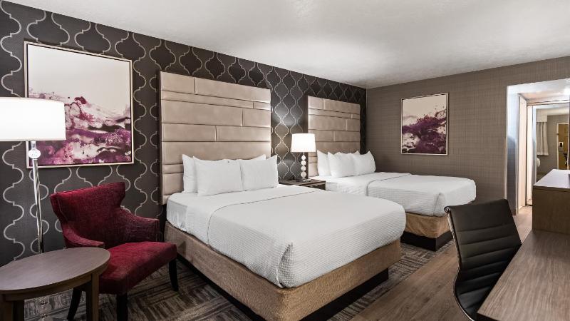 Queen Room with Two Queen Beds image 4
