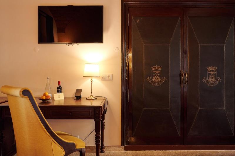 Classic Single Room with Partial Beach View image 4