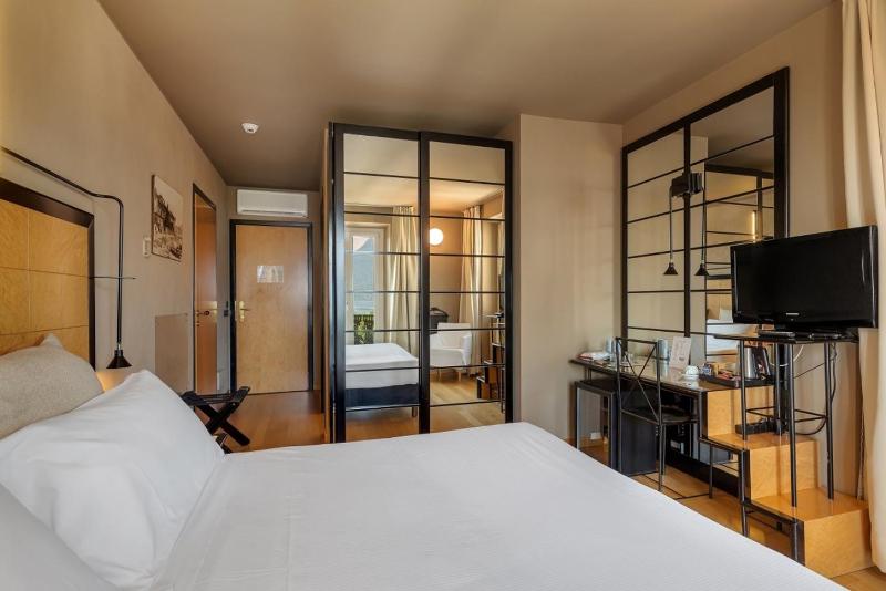 Double Room with Lake View image 3