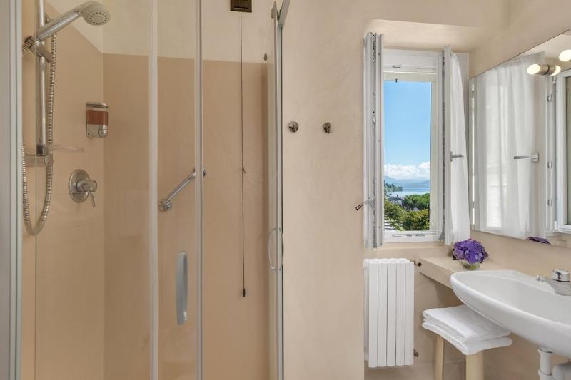 Double Room with Lake View image 4