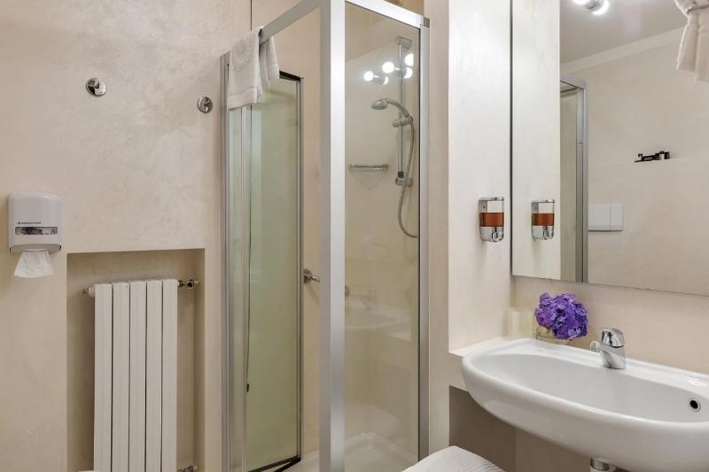 Deluxe Double Room with Balcony and Lake View image 3