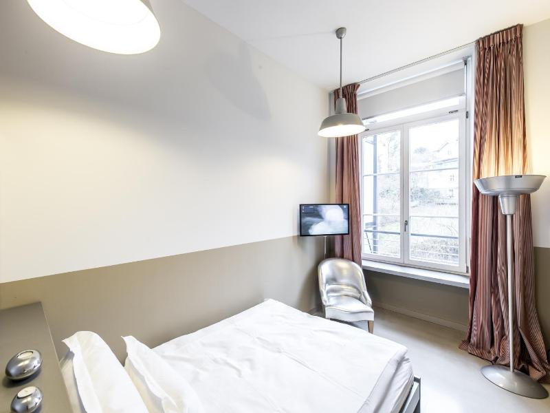 Economy Room image 1