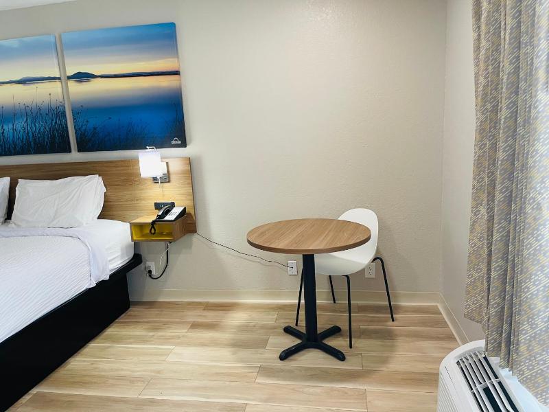 King Room - Non-Smoking image 3