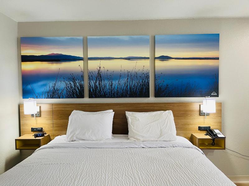 King Room - Non-Smoking image 3