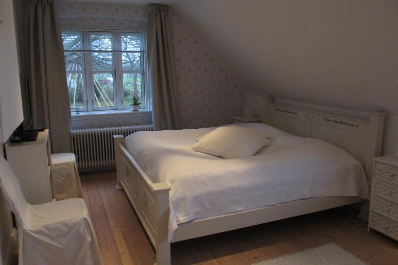 Large Double Room image 3